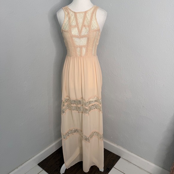 ASTR the Label Dresses & Skirts - ASTR the Label Peach Lace Panel Maxi Dress Sleeveless V-Back size XS